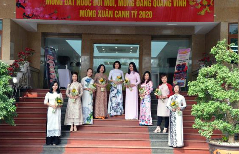 Bất ngờ hình ảnh nữ Cảnh sát giao thông duyên dáng với áo dài - 8 Bất ngờ hình ảnh nữ Cảnh sát giao thông duyên dáng với áo dài - 8
