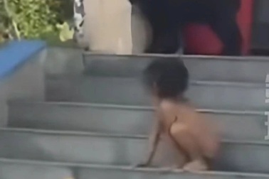 Em bé sống như người rừng, bò bằng tứ chi ở cùng cha mẹ có học vấn cao