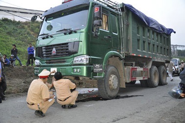 Hai nữ sinh vấp hòn đá, bị xe tải cán chết