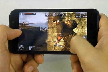 HKPhone RACER trình diễn khả năng chơi game “nặng”