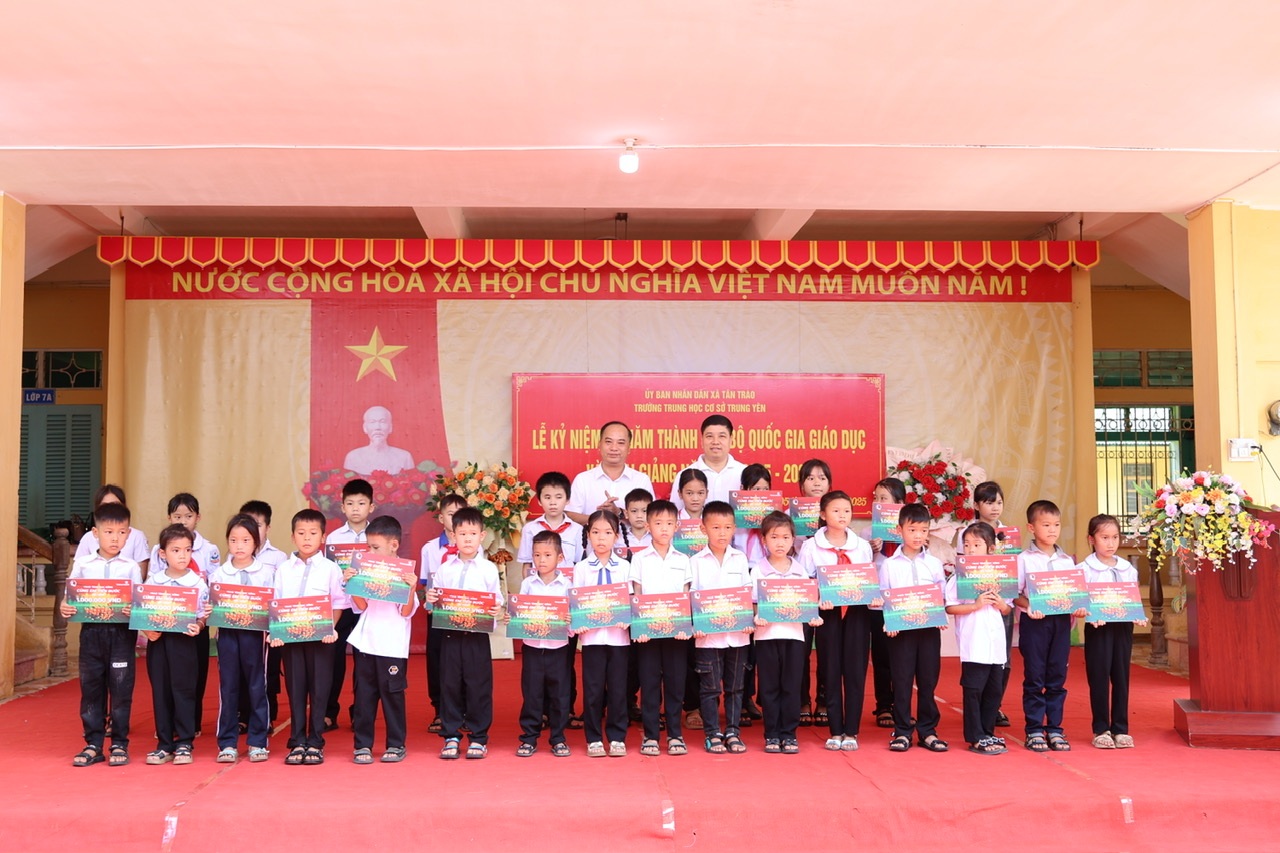 Vietcombank trao 8.000 suất học bổng “Cùng em tiến bước” cho học sinh nghèo vượt khó - 2