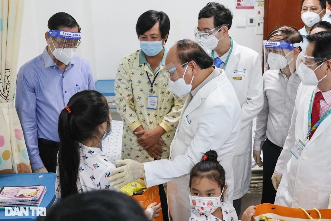 Chủ tịch nước Nguyễn Xuân Phúc thăm hỏi, tặng quà bệnh nhi tại TPHCM - 4 Chủ tịch nước Nguyễn Xuân Phúc thăm hỏi, tặng quà bệnh nhi tại TPHCM - 4