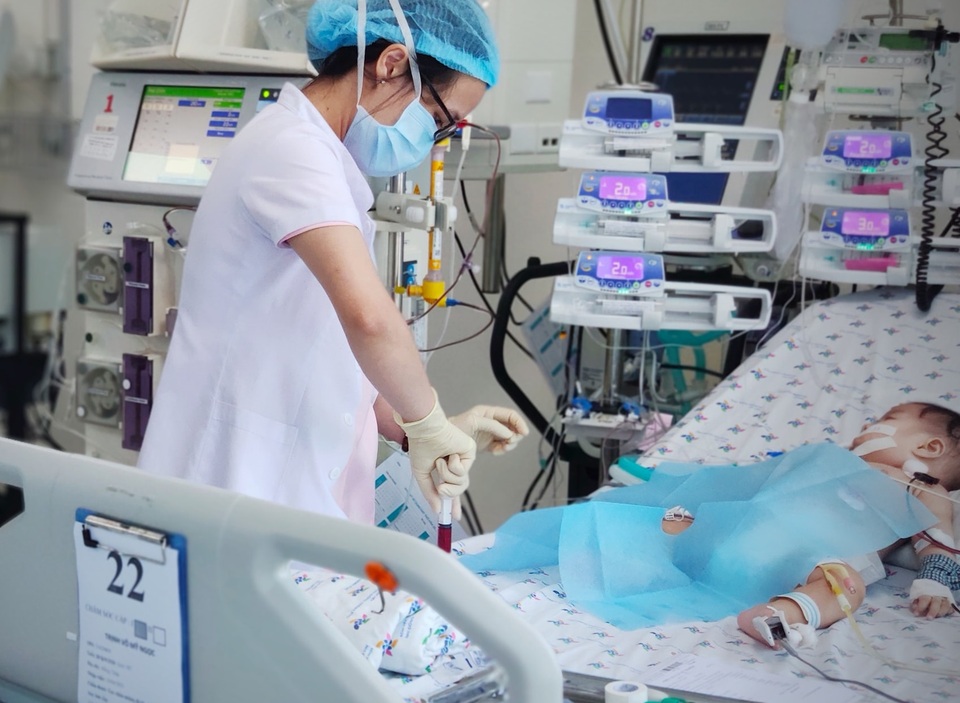 Nốt hồng ban nhỏ trên chân khiến bé gái nguy kịch - 1 Nốt hồng ban nhỏ trên chân khiến bé gái nguy kịch - 1