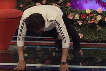 Cô gái thử thách chàng trai chống đẩy bằng 3 ngón tay rồi mới chịu hẹn hò