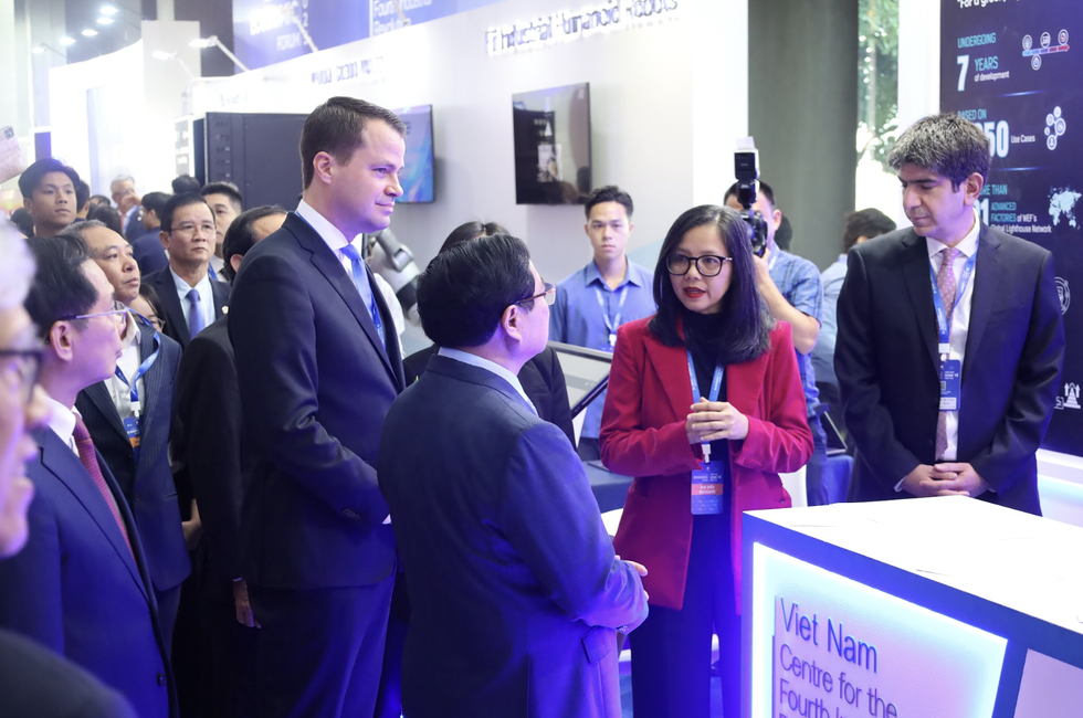 Thủ tướng đối thoại với giám đốc WEF, 60 phút bàn chiến lược cho Việt Nam - 1 Thủ tướng đối thoại với giám đốc WEF, 60 phút bàn chiến lược cho Việt Nam - 1