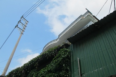 "Giải cứu” nhà dân khỏi đường điện cao áp cách 0,8m sau khi Báo Dân trí phản ánh!