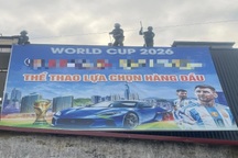 Tháo dỡ biển quảng cáo cờ bạc trực tuyến được treo trên tường nhà dân