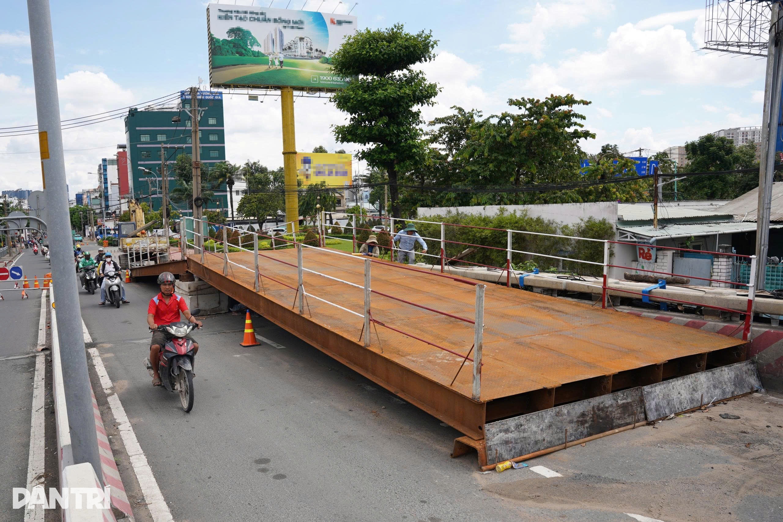 Cận cảnh thần đèn nâng tĩnh không cầu Bình Triệu 1 ở TPHCM - 12