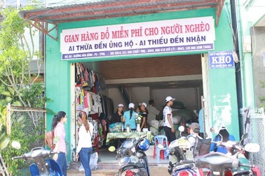 Ấm lòng cửa hàng “ai thiếu đến nhận” dành cho người nghèo