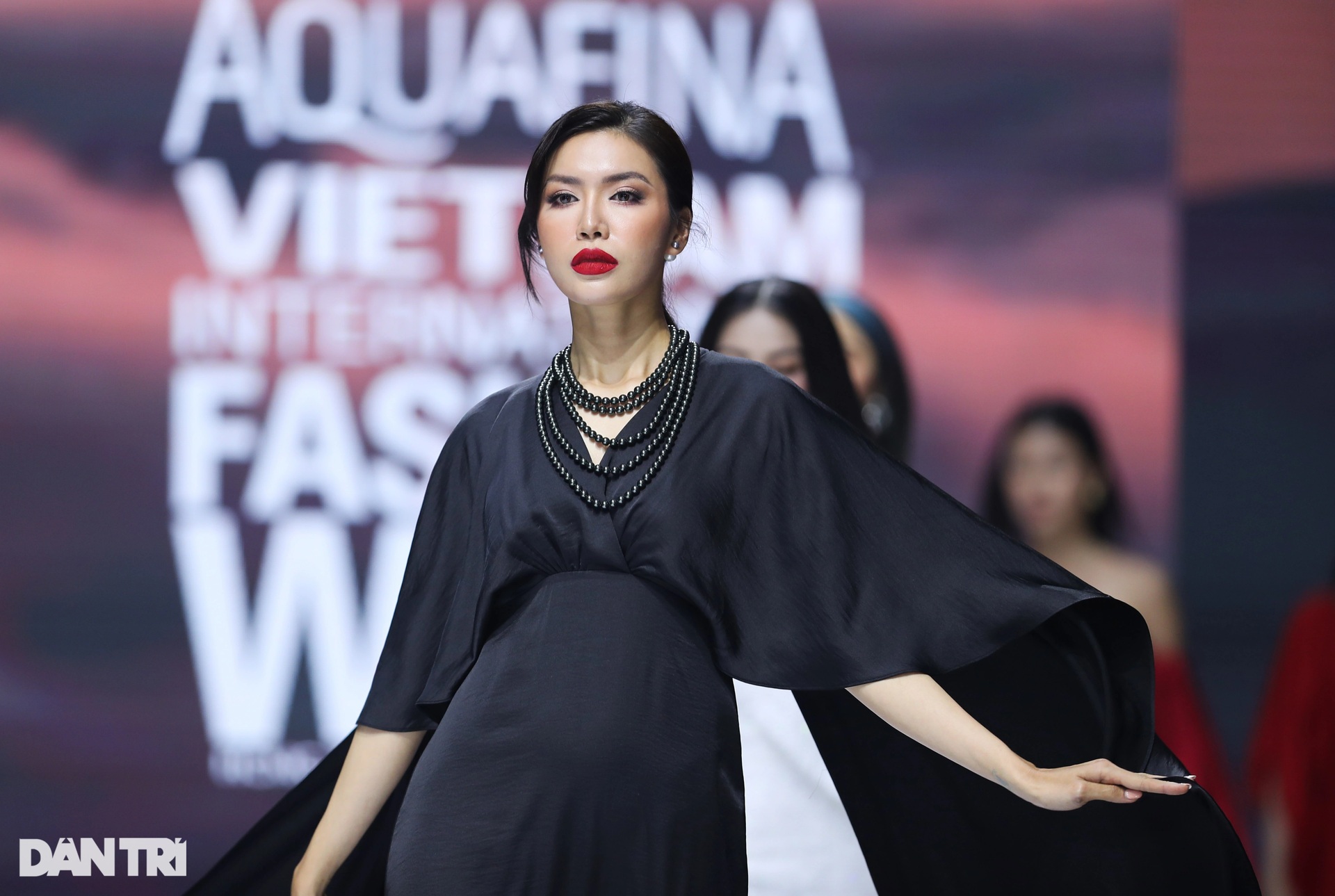 Hương Giang Idol, Thanh Hằng bùng nổ ở Tuần lễ Thời trang Việt Nam 2021 - 11