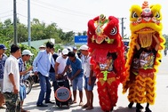 Thuê múa lân ăn mừng... xả trạm BOT