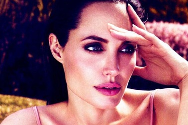 Angelina Jolie vẹn nguyên sức quyến rũ theo thời gian 