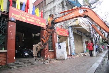 Hà Nội: Điều máy xúc phá bậc thềm trụ sở phường Quốc Tử Giám