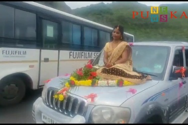 Ngồi trên nắp capo xe hoa, cô dâu bị cảnh sát bắt giữ