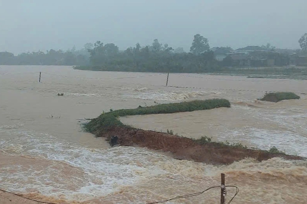 Chủ động phá dỡ đê quai đập thủy lợi để thoát lũ tại Quảng Bình - 1 Chủ động phá dỡ đê quai đập thủy lợi để thoát lũ tại Quảng Bình - 1