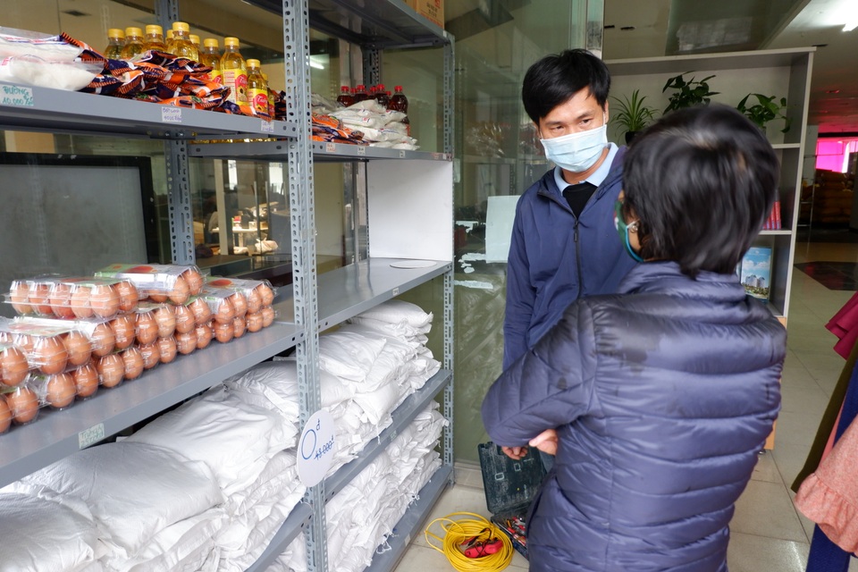Sau ATM gạo, Hà Nội có thêm siêu thị 0 đồng để giúp đỡ hoàn cảnh khó khăn - 2 Sau ATM gạo, Hà Nội có thêm siêu thị 0 đồng để giúp đỡ hoàn cảnh khó khăn - 2