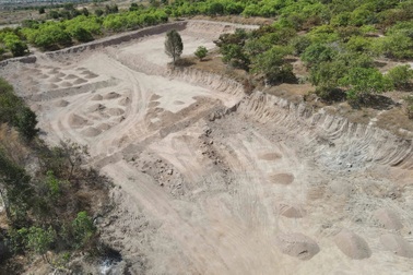 Hàng nghìn khối đất bị khai thác trái phép chỉ cách trụ sở xã hơn 1km