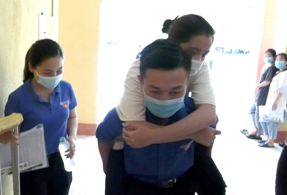 Xúc động hình ảnh tình nguyện viên đến tận nhà cõng thí sinh đi thi - 4 Xúc động hình ảnh tình nguyện viên đến tận nhà cõng thí sinh đi thi - 4