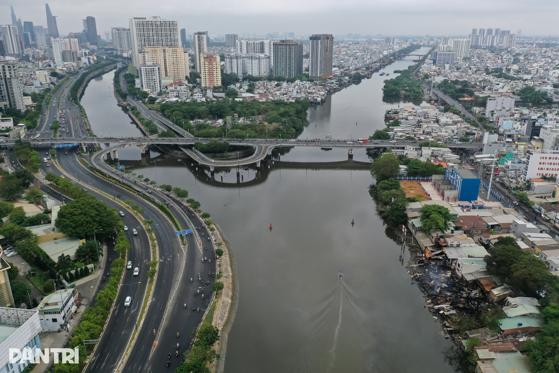 Hiện trường vụ cháy xóm đồ gỗ ven kênh Tàu Hủ ở TPHCM - 13 Hiện trường vụ cháy xóm đồ gỗ ven kênh Tàu Hủ ở TPHCM - 13