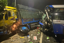 Tai nạn liên hoàn giữa 3 ô tô trên đường tránh thành phố Huế