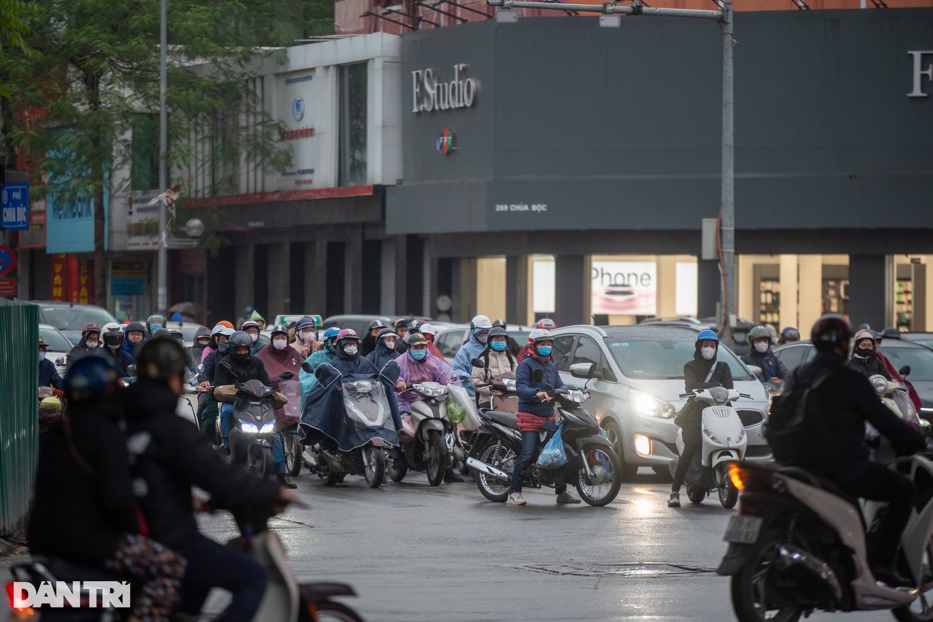 Người Hà Nội chật vật đi làm dưới trời mưa rét 12 độ C - 5 Người Hà Nội chật vật đi làm dưới trời mưa rét 12 độ C - 5