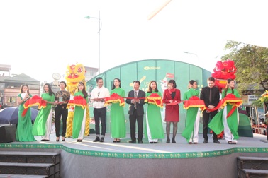 Hai bố con Phan Anh lạc giữa không gian Hội chợ xuân