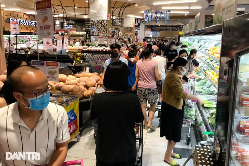 Chưa tới 21h, quầy rau, thịt tại một số siêu thị Hà Nội đã hết hàng - 4 Chưa tới 21h, quầy rau, thịt tại một số siêu thị Hà Nội đã hết hàng - 4