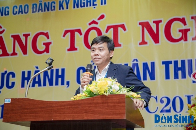 PGS. TS Bùi Văn Hưng - Hiệu trưởng Nhà trường phát biểu tại buổi Lễ.