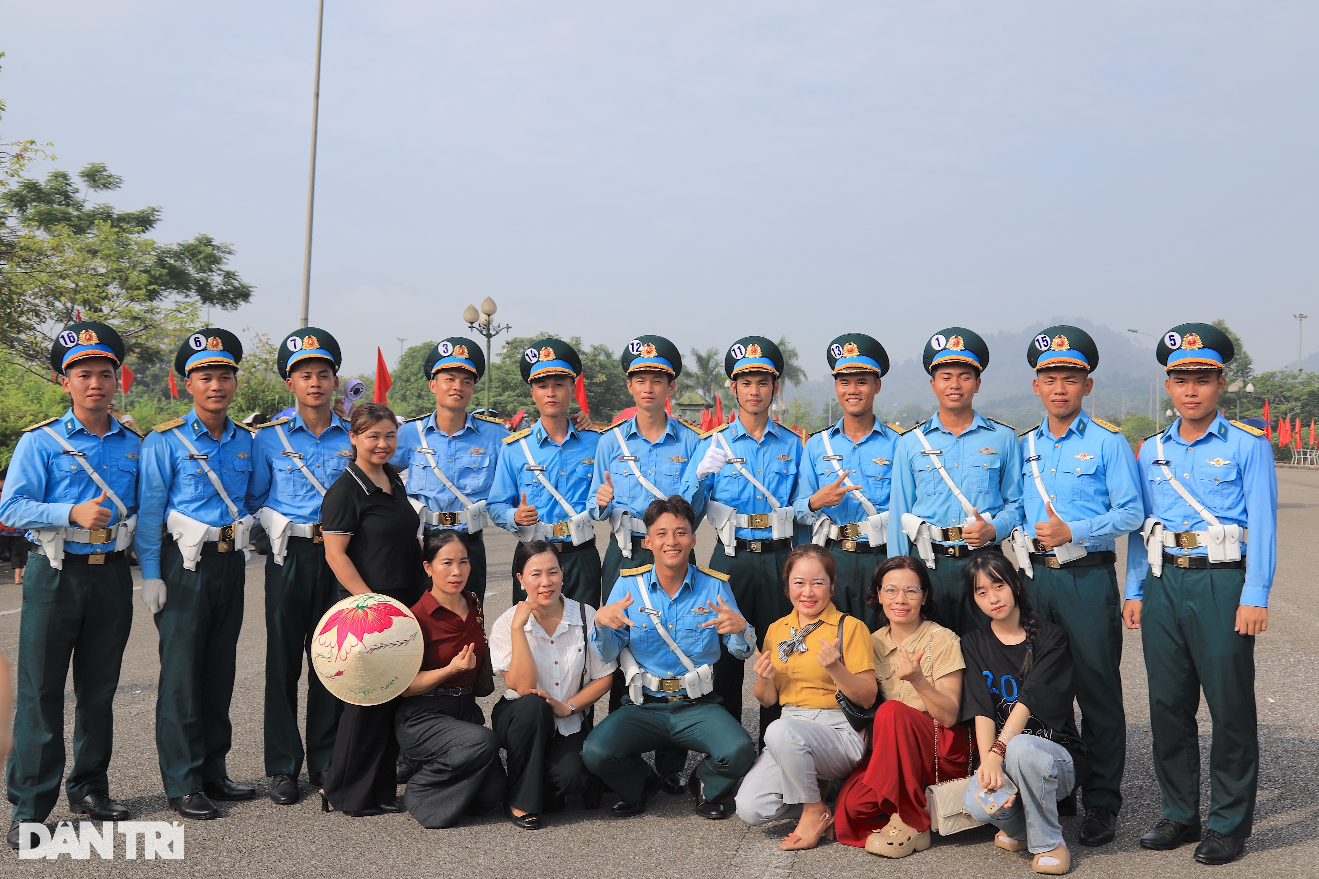 Hợp luyện diễu binh: Mẹ nấu chè tiếp sức cho con, người dân đội nắng xem - 2