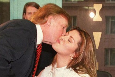 Trump, Clinton “khẩu chiến” trên mạng xã hội vì cựu Hoa hậu Hoàn vũ