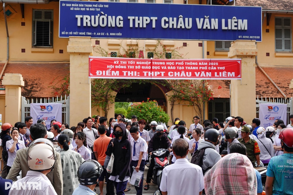 Sĩ tử Cần Thơ rầu rĩ vì đề toán quá khó, nhiều em bỏ phần câu hỏi - 1 Sĩ tử Cần Thơ rầu rĩ vì đề toán quá khó, nhiều em bỏ phần câu hỏi - 1