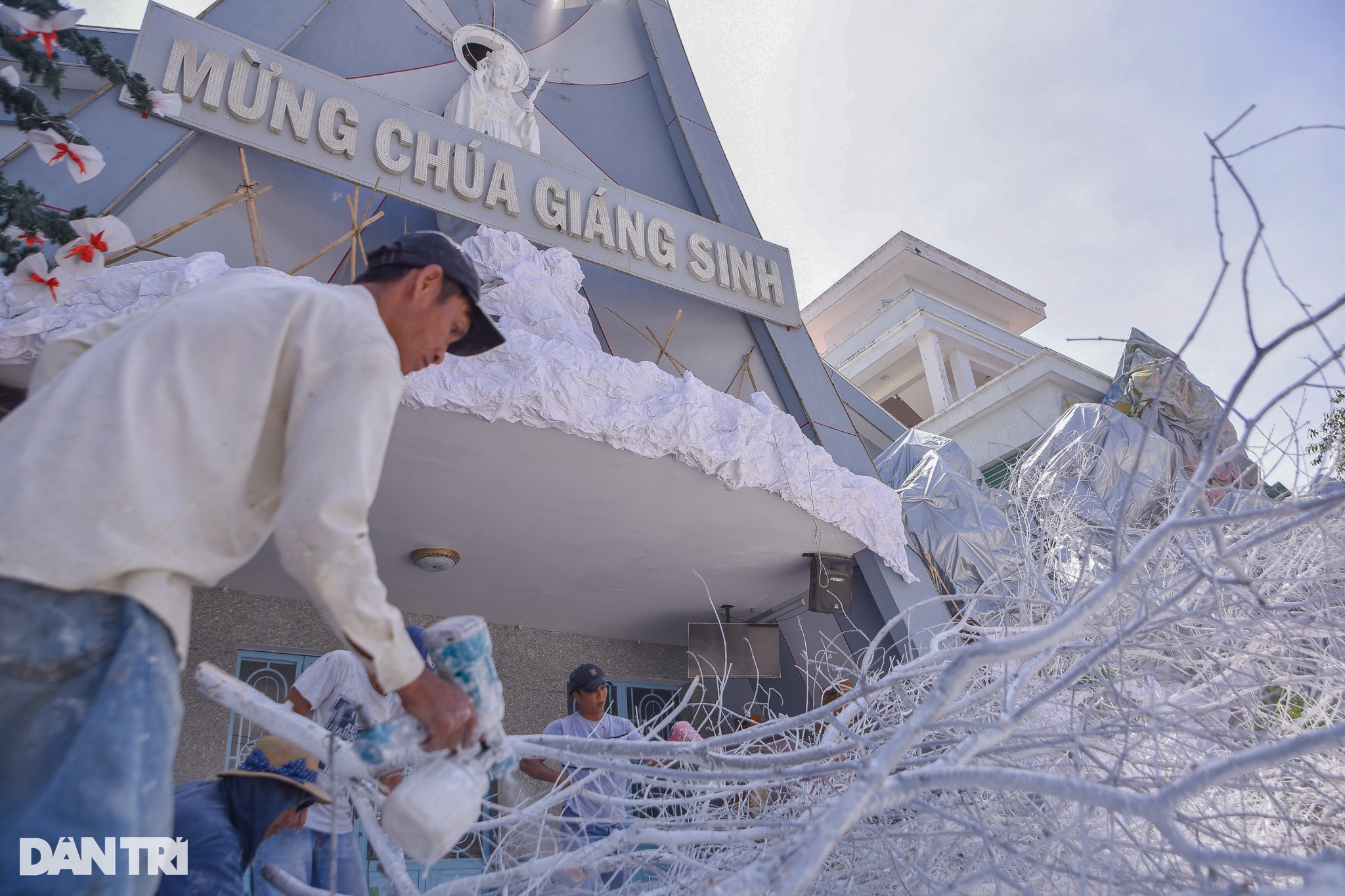 Xóm đạo TPHCM tất bật trang trí Giáng sinh - 1