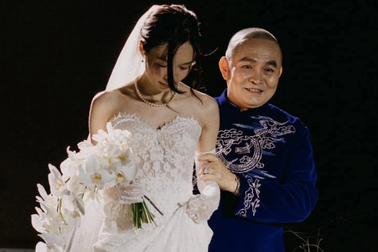 "Vua hài" Xuân Hinh khóc nghẹn, dặn dò con gái trong lễ cưới