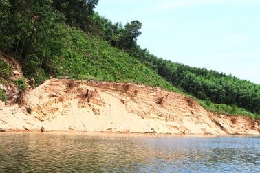 Vụ dân dàn "trận địa" cọc tre kín mặt sông chống tàu cát: Doanh nghiệp khai thác vượt độ sâu!