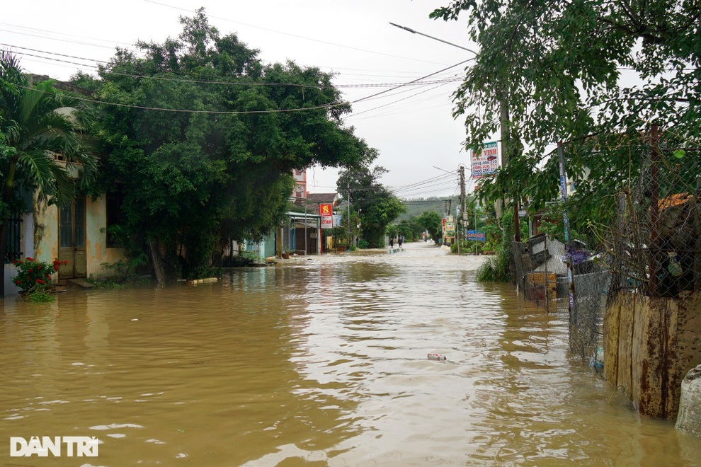 Mưa lớn gây mất điện toàn huyện, đám cưới phải nhờ xe tải chạy lũ - 2 Mưa lớn gây mất điện toàn huyện, đám cưới phải nhờ xe tải chạy lũ - 2