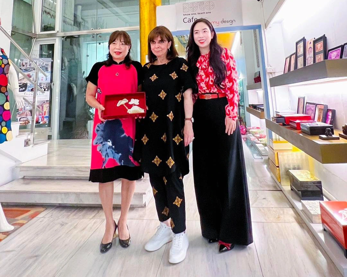 Nữ Tổng thống Hy Lạp dạo phố cổ Hà Nội, mua đồ sơn mài - 4 Nữ Tổng thống Hy Lạp dạo phố cổ Hà Nội, mua đồ sơn mài - 4