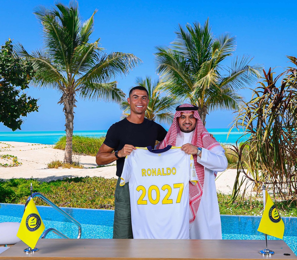โรนัลโด้ตัดสินใจอยู่ต่อกับอัล-นาสเซอร์อีก 2 ปี - 1 Ronaldo quyết định gắn bó với Al-Nassr thêm 2 năm - 1
