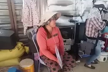 Dân phải dừng lều ở tạm sau khi đập nhà để bàn giao mặt bằng cho TP.