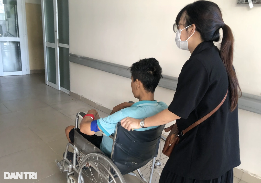 Vợ kiệt sức nuôi 2 con, chăm chồng bạo bệnh: Vẫn tin có phép màu xảy ra - 1 Vợ kiệt sức nuôi 2 con, chăm chồng bạo bệnh: Vẫn tin có phép màu xảy ra - 1