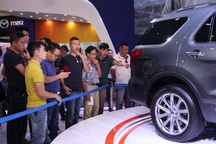 Ô tô bị “dội bom” giảm giá, tăng phí, dân Việt vẫn “nín thở” chờ giá rẻ hơn