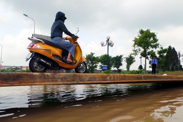 Hai ngày sau trận mưa ngập nặng, người dân Thủ đô vẫn phải... bắc cầu