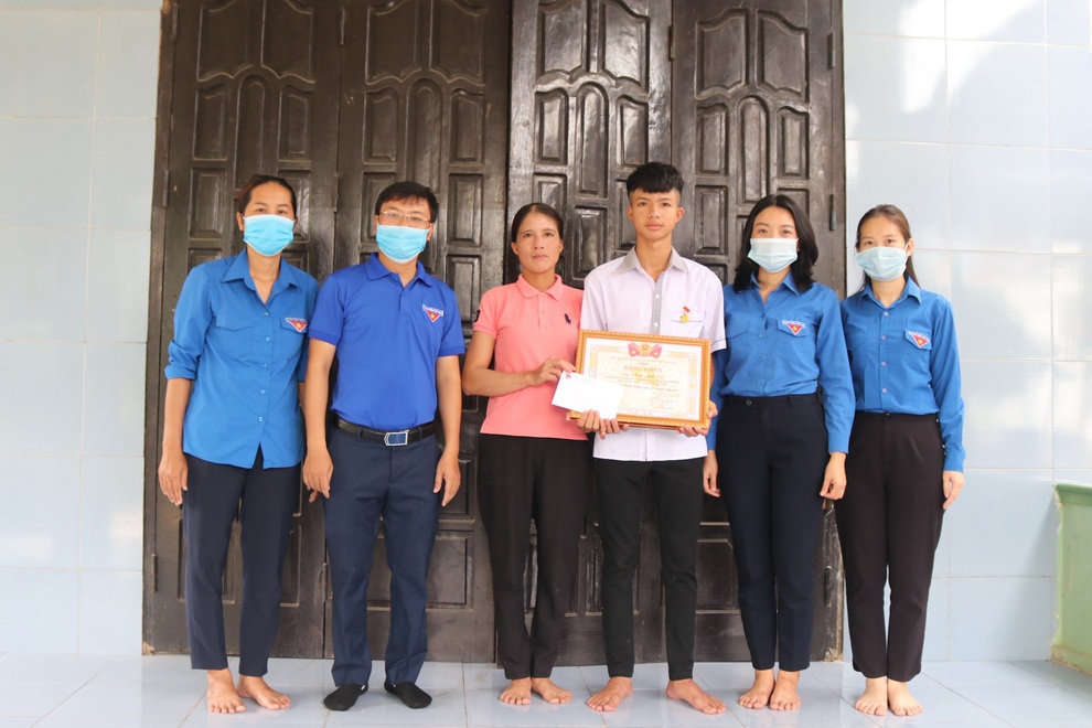 Trao Huy hiệu Tuổi trẻ dũng cảm cho nam sinh cứu 2 em nhỏ đuối nước - 1 Trao Huy hiệu Tuổi trẻ dũng cảm cho nam sinh cứu 2 em nhỏ đuối nước - 1