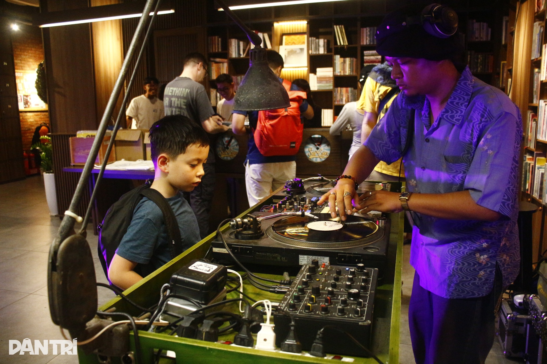 Dạo giữa “thế giới vinyl” ở hội chợ đĩa than Sài Gòn - 4 Dạo giữa “thế giới vinyl” ở hội chợ đĩa than Sài Gòn - 4