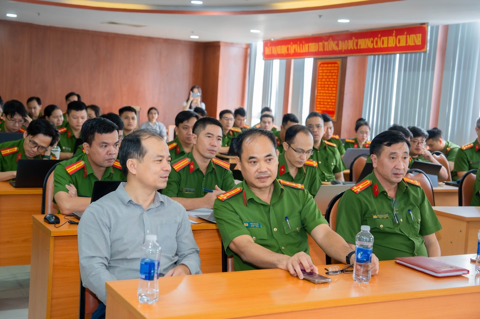 Công an TPHCM phấn đấu không còn “điểm mù” về phòng cháy chữa cháy - 5 Công an TPHCM phấn đấu không còn “điểm mù” về phòng cháy chữa cháy - 5