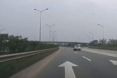 Ô tô đối diện nháy đèn là muốn nhường hay xin nhường đường?