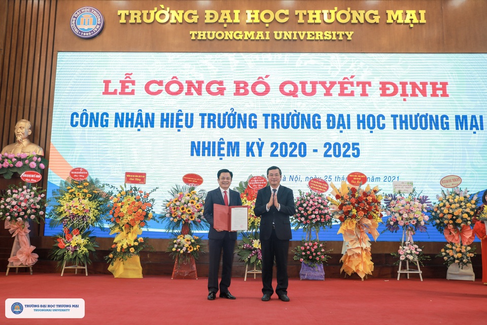 PGS.TS Nguyễn Hoàng được bổ nhiệm làm hiệu trưởng Đại học Thương Mại - 1 PGS.TS Nguyễn Hoàng được bổ nhiệm làm hiệu trưởng Đại học Thương Mại - 1
