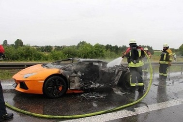 Mới thay động cơ, Lamborghini Aventador bốc cháy