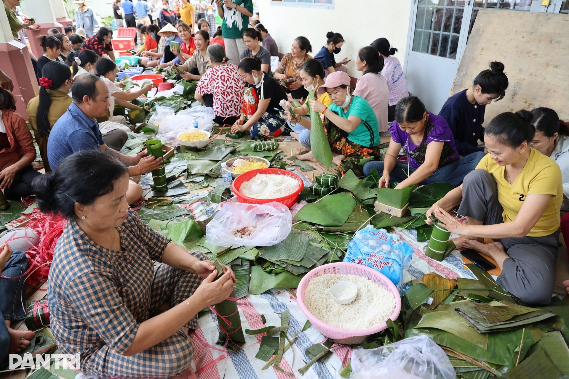 Hàng trăm người dân Đồng Nai trắng đêm gói 3.000 bánh gửi vùng lũ Phú Yên - 1