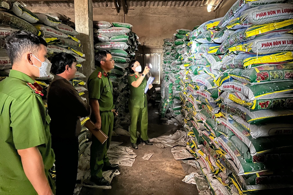 Từ tin hoa màu bị cháy lá, công an phát hiện 270 tấn phân bón giả - 1 Từ tin hoa màu bị cháy lá, công an phát hiện 270 tấn phân bón giả - 1