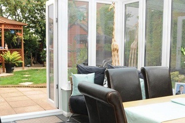 Việt Nam đã sản xuất được hệ cửa uPVC lõi thép tích hợp chống muỗi đồng bộ